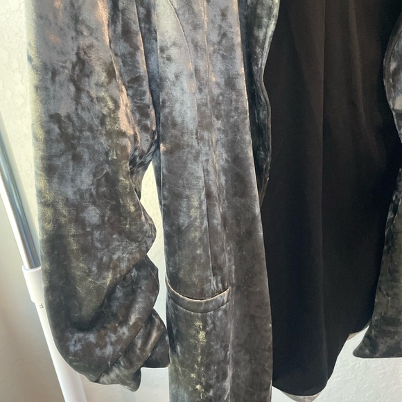 Fashion Nova Metallic Silver Crushed Velvet Blazer - Picture 4 of 6